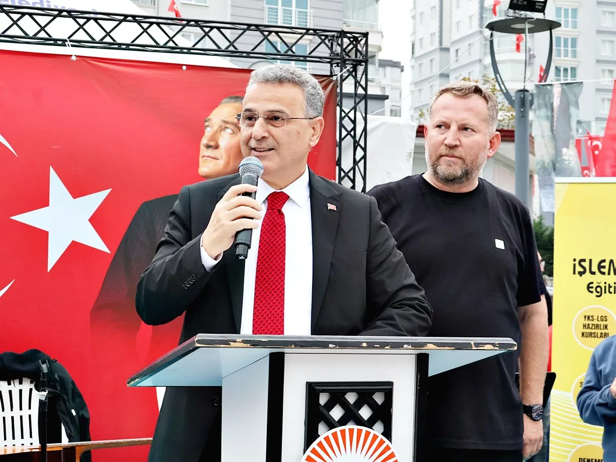 Derebahçe Mahallesi'nde Cumhuriyet Coşkusu: Fener Alayı Geceyi Aydınlattı! - Fotoğraf 7